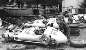 Mercedes Benz W 154 (1939) -  beim Training in Monza 1939, wo er von seinem Konstrukteur Rudolf Uhlenhaut auf Herz und Nieren geprüft wurde