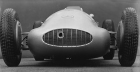 Mercedes Benz W 154 (1939) - die Öffnung für den externen Anlasser ist aus der Mitte versetzt, was durch den in Längsrichtung schräg eingebauten Motor nötig war
