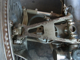 Mercedes Benz W 154 (1939) - moderne Vorderachse mit Dreieckslenker, Schraubenfeder und hydraulischem Stossdämpfer