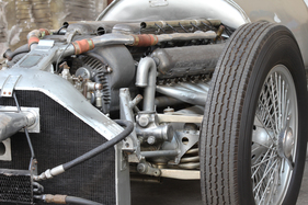 Mercedes Benz W 154 (1939) - moderne Vorderachse mit Dreieckslenker, Schraubenfeder und hydraulischem Stossdämpfer