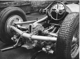 Mercedes Benz W 154 (1939) - technisches Kunstwerk HInterachse - das geteilte De Dion Rohr mit dem im Gleitstein geführten angeflanschten Mittelteil Mercedes Benz W 154 (1939) - technisches Kunstwerk HInterachse - das geteilte De Dion Rohr mit dem im Gleitstein geführten angeflanschten Mittelteil
