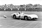 Mercedes Benz W 196 (1954) - Fangio am Grand Prix von Silverstone am 17. Juli 1954 - der Stromlinien-Silberpfreil ist unübersichtlich, Fangio rammt eine Begrenzungstonne