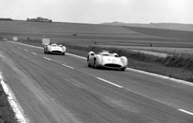 Mercedes Benz W 196 (1954) - Fangio vor Kling beim GP von Frankreich in Reims am 4. Juli 1954