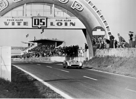 Mercedes Benz W 196 (1954) - Hans Herrmann im Stromlinien-Silberpfeil in Reims am 4. Juli 1954