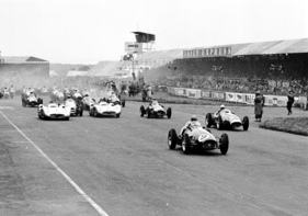 Mercedes Benz W 196 (1954) - Juan Manuel Fangio (1) und Karl Kling (2) auf dem Stromlinien-Silberpfeil in Silverstone am 17. Juli 1954