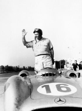 Mercedes Benz W 196 (1954) - Juan Manuel Fangio im Stromlinien-Rennwagen in Monza am . September 1954