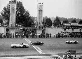 Mercedes Benz W 196 (1954) - Juan Manuel Fangio siegt beim GP Italien in Monza am 5. September 1954, hier wird er von Maglioli auf Ferrari 625 und Hans Herrmann verfolgt