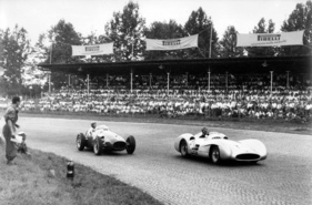 Mercedes Benz W 196 (1954) - Karl Kling vor Luigi Villoresi auf Maserati 250 F