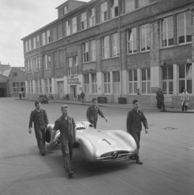 Mercedes Benz W 196 (1954) - Mechaniker tragen die leichte Karosserie des Stromlinien-Silberpfeiles