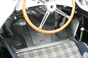Mercedes Benz W 196 (1954) - Pedalerie aufgeteilt, was gespreizte Beine für den Fahrer bedeutet
