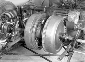 Mercedes Benz W 196 (1954) - Vorderachse mit nach innen versetzten Bremsen