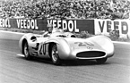 Mercedes Benz W 196 (1954) - locker und gelöst wirkt Karl Kling hier im Stromlinien-Mercedes