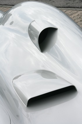 Mercedes Benz W 196 (1954) - zahlreise Luftein- und Auslässe auf der aerodynamisch ausgefeilten Karosserie