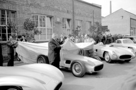 Mercedes Benz W 196 (1955) - Abschlussfeier im Werk Untertürkheim am 24. Oktober 1955 - drei Varianten des W 196, rechts der Rennsportwagen 300 SLR (W 196 S)