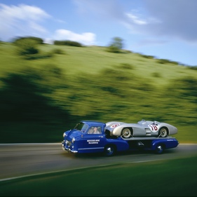Mercedes Benz W 196 (1955) - Oldtimer ders Jahres im Classic Kalender 2002 abgebildet auf dem Schnelltransporter Bj 1954