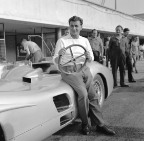Mercedes Benz W 196 (1955) - Testfahrten in Monza, Hans Herrmann mit dem Lenkrad in der Hand