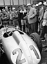 Mercedes Benz W 196 R (1954) - Alfred Neubauer erklärt Museumsbesucher im Jahr 1978 den Monoposto, den Hermann Lang am GP Deutschland 1954 fuhr