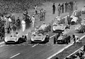 Mercedes Benz W 196 R (1954) - Beim Start zum 41. Grand Prix von Frankreich 1954 setzt sich Juan Manuel Fangio als Schnellster durch