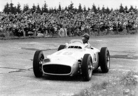 Mercedes Benz W 196 R (1954) - Juan Manuel Fangio siegt beim Grossen Preis von Europa auf dem Nürburgring am 1. August 1954 - hier wurde die Version mit freistehenden Rädern eingesetzt