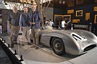 Bild: Mercedes-Benz W 196 R (1954) - Rob Myers, Chairman und CEO von RM, Joe Hale, Direktor des Indianapolis Motor Speedway Museums und Marcus Breitschwerdt, CEO Mercedes-Benz Heritage GmbH