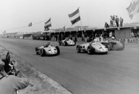 Mercedes Benz W 196 R (1955) - beim GP von Holland in Zandvoort siegt am 19. Juni 1955 Fangio auf dem unverkleideten Silberpfeil