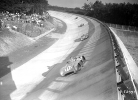Mercedes Benz W 196 R (1955) - in der Steilwand führt Juan Manuel Fangio beim GP von Italien in Monza vor Stirling Moss und Karl Kling