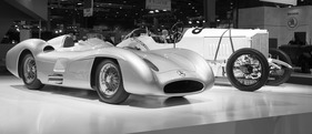 Mercedes Benz W 196 R Stromlinie (1954) - neben dem Mercedes-Grand-Prix-Wagen von 1914 - an der Rétromobile Paris 2014