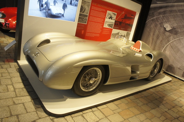 Bild Mercedes-Benz W 196 Stromlinie (1954) - Teil der Ausstellung "AVUS 100: Ein rasantes Jahrhundert" im PS-Speicher Einbeck