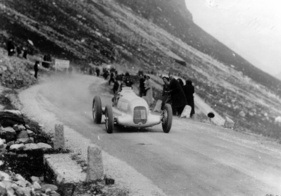 Mercedes Benz W 25 (1934) - Klausenrennen-Sieger Rudolf Caracciola mit Startnummer 65 bei der Fahrt auf den Klausenpass
