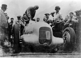 Mercedes Benz W 25 (1934) - Klausenrennen-Sieger Rudolf Caracciola mit Startnummer 65 und Streckenrekord