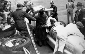 Mercedes Benz W 25 (1934) - Luigi Fagioli refueling at the Swiss Grand Prix on August 26, 1934