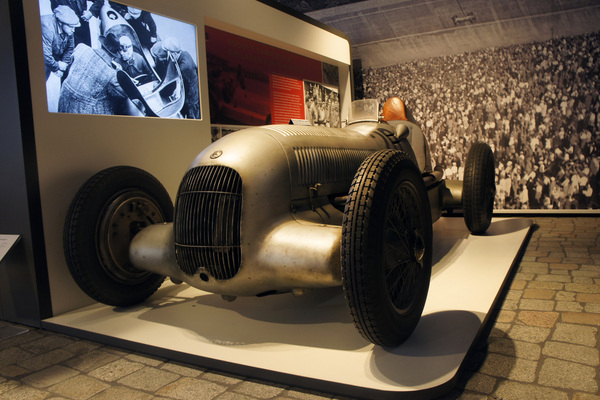 Mercedes-Benz W 25 (1934) - Teil der Ausstellung "AVUS 100: Ein rasantes Jahrhundert" im PS-Speicher Einbeck