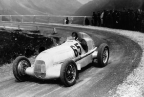 Mercedes Benz W 25 (1934) - mit Startnummer 65 siegt Rudolf Caracciola am Klausenrennen 1934 in neuer Rekordzeit und schlägt Konkurrent Hans Stuck auf Auto Union