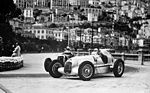 Bild: Mercedes Benz W 25 (1935) - Luigi Fagioli siegt im Grossen Preis von Monaco am 22. April 1935 und überholt hier Soffietti auf Maserati 8CM kurz vor der Gasometer-Kurve