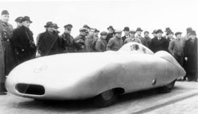 Mercedes-Benz W 25 (1936) - 12-Zylinder-Rekordwagen W 25 (geschlossenes Cockpit) - Rudolf Caracciola zum Start bei der Rekordfahrt am 11. November 1936 auf der Reichsautobahn bei Frankfurt a. Main Mercedes-Benz W 25 (1936) - 12-Zylinder-Rekordwagen W 25 (geschlossenes Cockpit) - Rudolf Caracciola zum Start bei der Rekordfahrt am 11. November 1936 auf der Reichsautobahn bei Frankfurt a. Main