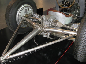 Mercedes-Benz W 25 (1936) - Hinterachse des Rekordwagens mit Transaxle mit Z-Antrieb, de-Dion-Rohr mit Gleitsteinführung, Antriebswellen, Vierteleliptikfedern, Abstützung nach hinten