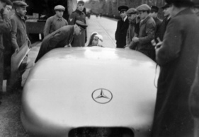 Mercedes-Benz W 25 (1936) - Rudi Caracciola bei den Rekordversuchen Ende 1936 - hier wird die gebogene Windschutzscheibe montiert