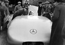 Mercedes-Benz W 25 (1936) - Rudi Caracciola bei den Rekordversuchen Ende 1936 - hier wird die gebogene Windschutzscheibe montiert