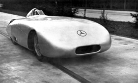 Mercedes-Benz W 25 (1936) - Rudi Caracciola bei den Rekordversuchen am 26. Oktober 1936 - man beachte die hinteren Räder