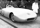 Mercedes-Benz W 25 (1936) - Rudi Caracciola im V12-Rekordwagen, Reifeningenieur Dietrich von der Firma Continental (mit weissem Mantel) daneben
