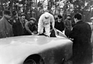 Mercedes-Benz W 25 (1936) - Rudolf Caracciola besteigt den V12-Rekordwagen, rechts Ingenieur Rudolf Uhlenhaut