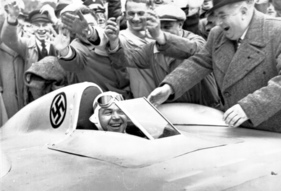 Mercedes-Benz W 25 (1936) - Rudolf Caracciola im V12-Rekordfahrzeug, rechts im Bild Rennleiter Alfred Neubauer