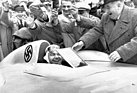 Bild: Mercedes-Benz W 25 (1936) - Rudolf Caracciola im V12-Rekordfahrzeug, rechts im Bild Rennleiter Alfred Neubauer