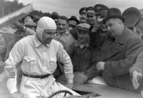 Mercedes-Benz W 25 (1936) - Rudolf Caracciola, rechts Rennleiter Alfred Neubauer