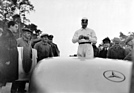 Mercedes-Benz W 25 (1936) - Rudolf Caracciola steht im Weltrekord-V12, links im Bild Rudolf Uhlenhaut