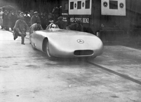 Mercedes-Benz W 25 (1936) - am 26. Oktober 2016 wird der Wagen angeschoben, um drei internationale Klassenrekorde mit Rudi Caracciola einzufahren