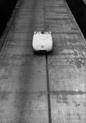 Mercedes-Benz W 25 (1936) - am 26. Oktober und 11. November 1936 fährt Caracciola auf dem V12-Rekordwagen einen Weltrekord und fünf internationale Klassenrekorde ein Mercedes-Benz W 25 (1936) - am 26. Oktober und 11. November 1936 fährt Caracciola auf dem V12-Rekordwagen einen Weltrekord und fünf internationale Klassenrekorde ein