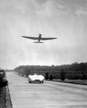 Mercedes-Benz W 25 (1936) - bei den Rekordfahrten vom 11. November 1936 wird der V12-Rekordwagen Rudolf Caracciolas von einer Heinkel He 70 begleitet
