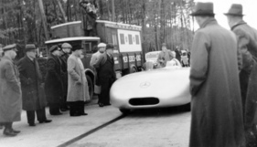Mercedes-Benz W 25 (1936) - bei den Rekordfahrten vom 26. Okt. / 11. Nov. 1936 war als Windschutzscheibe die eckige Ausführung montiert