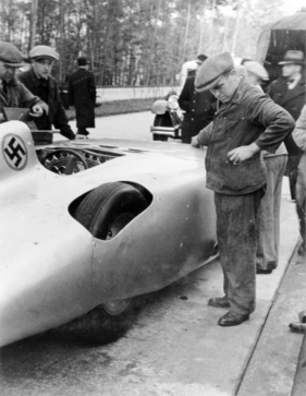 Mercedes-Benz W 25 (1936) - bei der 2. Fahrt der Rekordversuche auf der Reichsautobahn Frankfurt a. M. nach Heidelberg am 26. Okt. 1936 waren alle Räder ohne Scheibenabdeckung montiert, nur die hinteren Radausschnitte verkleidet